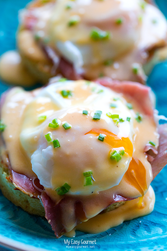 Eggs benedict with beer crumpets