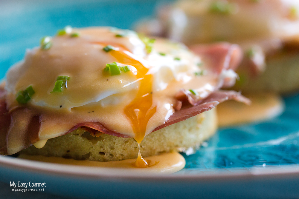 Eggs benedict with beer crumpets